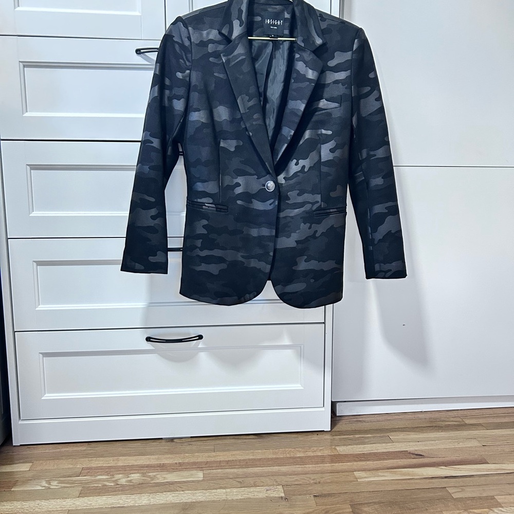 Insight blazer Camouflage Size 6 great condition black color
